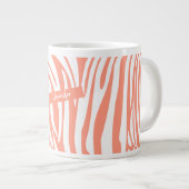 Monogram koraalroze gestreept Zebra Pattern Trendy Grote Koffiekop (Voorkant rechts)