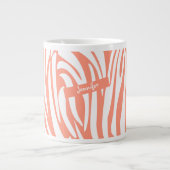 Monogram koraalroze gestreept Zebra Pattern Trendy Grote Koffiekop (Voorkant)