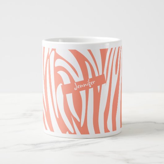 Monogram koraalroze gestreept Zebra Pattern Trendy Grote Koffiekop (Voorkant)