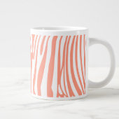 Monogram koraalroze gestreept Zebra Pattern Trendy Grote Koffiekop (Rechts)