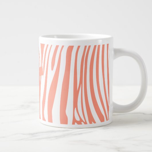 Monogram koraalroze gestreept Zebra Pattern Trendy Grote Koffiekop (Rechts)
