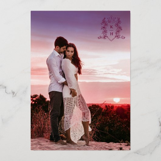 Monogram kuif hart kroon donkere wijn rode bruilof folie uitnodiging (Achterkant)