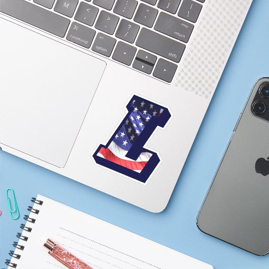 Monogram L American Flag Letter L Initiaal USA Sticker (Laptop met iPhone)