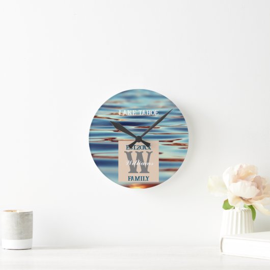 Monogram Lake Water Familie Ronde Klok (Huis)