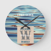 Monogram Lake Water Familie Ronde Klok (Voorkant)