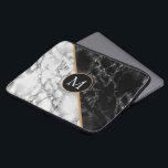 Monogram laptophoes - zwart, witte marmer laptop sleeve<br><div class="desc">Trendy Black & White Marble Stone - Voeg je brief/jaar toe - Leeftijd / Aantal / Meer. Ontwerp volgens MIGNED</div>