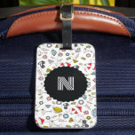 Monogram Las Vegas Poolparty-patroon Bagagelabel<br><div class="desc">Een modern,  enkel lettermonogram en Las Vegas-poolparty-patroon met kettingen,  gouden tanden,  diamanten,  pokerfiches,  zonnebrillen,  bikini's en martini's brengen de feeststemming naar uw bagage voor dat vriendinnenweekend,  vrijgezellenfeest of vrijgezellenweekend.</div>