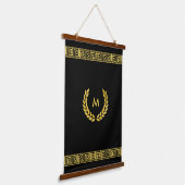 Monogram, Laurel en Golden Greek Pattern op Black Hangend Wandkleed (Gebogen)