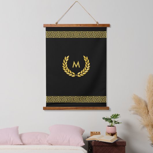 Monogram, Laurel en Golden Greek Pattern op Black Hangend Wandkleed (Slaapkamer)