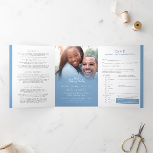 Monogram leaf hart lichtblauwe witte bruiloft drieluik uitnodiging (Binnen)