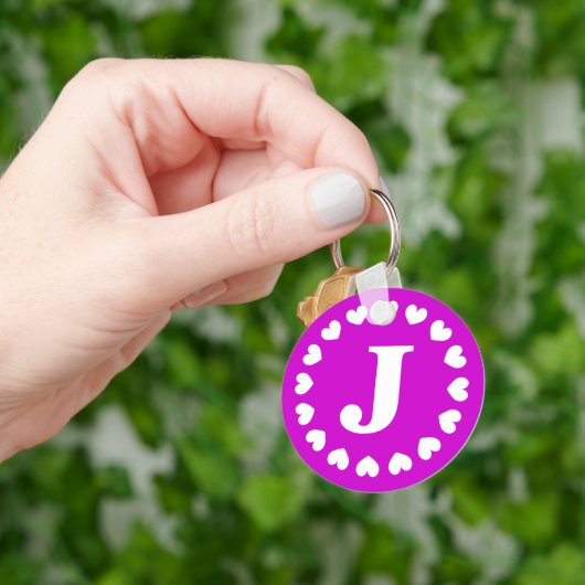 Monogram letter J sleutelhanger met wit liefdeshar (Hand)