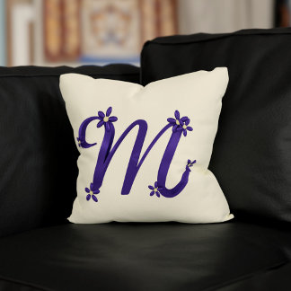 Monogram Letter M Paarse met Bloemen Details Crème Kussen