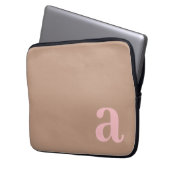 Monogram Letter Roze & Bruin Minimalistisch Laptop Sleeve (Voorkant Links)