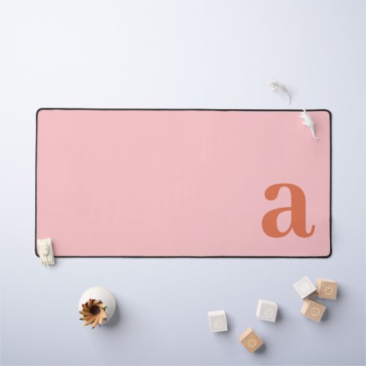 Monogram Letter Roze & Rood Minimalistisch Bureaumat (Kindertafel)