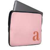 Monogram Letter Roze & Rood Minimalistisch Laptop Sleeve (Voorkant Rechts)