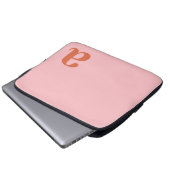 Monogram Letter Roze & Rood Minimalistisch Laptop Sleeve (Voorkant onderkant)