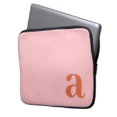 Monogram Letter Roze & Rood Minimalistisch Laptop Sleeve (Voorkant Links)