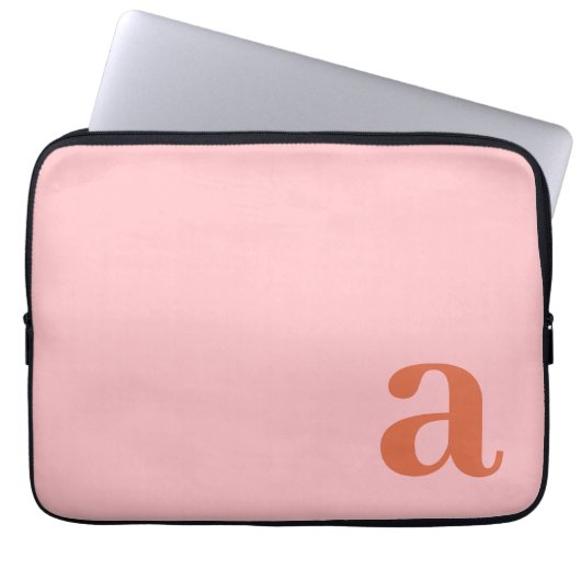 Monogram Letter Roze & Rood Minimalistisch Laptop Sleeve (Voorkant)