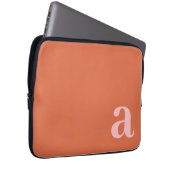Monogram Letter Roze & Rood Minimalistisch Laptop Sleeve (Voorkant Rechts)