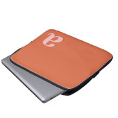 Monogram Letter Roze & Rood Minimalistisch Laptop Sleeve (Voorkant onderkant)