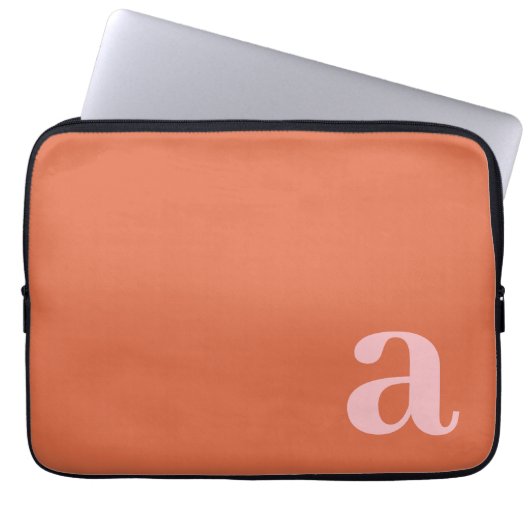 Monogram Letter Roze & Rood Minimalistisch Laptop Sleeve (Voorkant)