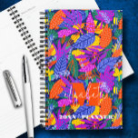Monogram levendig bladpatroon planner<br><div class="desc">Deze gepersonaliseerde planner beschikt over uw monogram en voornaam in chique letters op een achtergrond van levendige bladeren in koele kleuren. Ideaal voor jezelf of een geweldig cadeau voor elke gelegenheid.</div>