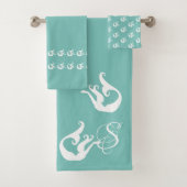 Monogram Licht Blauwgroen Witte Krushuisje Mermaid Bad Handdoek (Insitu)