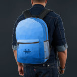 Monogram lichtblauw geometrisch maaspatroon bedrukte rugzak<br><div class="desc">Lichtblauw geometrisch mesh patroon Monogram Gedrukte Rugzak. Cool mode accessoire tas voor iedereen. Blauw driehoekig geometrisch gaas met een licht tot donker ombre verloopontwerp. Creëer Een unieke en gepersonaliseerde rugzak met een custom touch! Modern monogram met je initiaal en jouw naam voor die extra persoonlijke flair.</div>