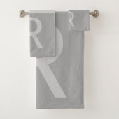 Monogram lichte grijze en grijze moderne Initialen Bad Handdoek (Insitu)