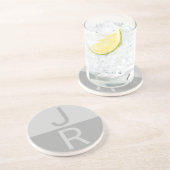 Monogram lichte grijze en grijze moderne Initialen Zandsteen Onderzetter (Zijkant)