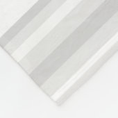 Monogram lichtgrijze strepen fleece deken (Hoek)