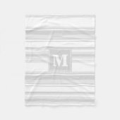 Monogram lichtgrijze strepen fleece deken (Voorkant)