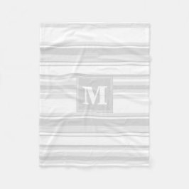Monogram lichtgrijze strepen fleece deken
