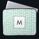 Monogram lichtgroene munt polka dots laptop sleeve<br><div class="desc">Een eenvoudig en elegant lichtgroen mint ontwerp,  met wat witte polka stippen. Eenvoudig aan te passen met jouw naam of monogram.</div>