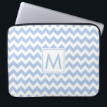 Monogram Light Blue White Chevron Stripe Patroon Laptop Sleeve<br><div class="desc">Bescherm uw laptop met een leuk neopreen sleeve met wisselende rijen lichtblauwe en witte strepen in een luchtvormig patroon met een aangepast monogram in een wit vierkant in het midden. Pas het aan met uw initiaal in sidebar. Andere maten voor laptophoes zijn ook verkrijgbaar. Als u het ontwerp Light Blue...</div>