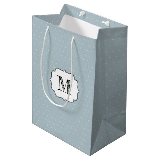 Monogram Lijst op Bleek Blauw en Polka Dot Medium Cadeauzakje (Voorkant Gekanteld)