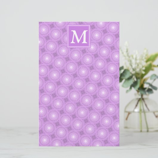 Monogram lilac purple circles pattern briefpapier (Staand voorkant)