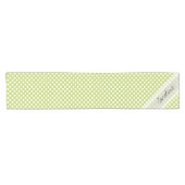 Monogram Lime Green White Trendy Polka Dot Pattern Korte Tafelloper (Horizontaal)