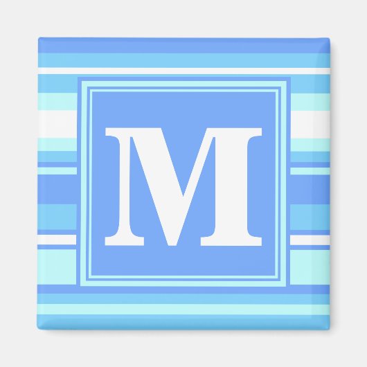Monogram luchtblauwe strepen magneet (Voorkant)
