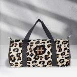 Monogram luipaard huidpatroon, moderne dierlijke s plunjezak<br><div class="desc">Introductie van PixeliaDesigns' Leopard Skin Modern Animal Pattern Monogram Duffeltas, op maat gemaakt voor de mode-voorwaartse vrouw. Deze duffel combineert een chique luipaardprint met de praktische mogelijkheden die nodig zijn voor dans, reizen, lichaamsbeweging of een buitenactiviteit. Met een gepersonaliseerd monogram en naam onderscheidt het je, waardoor het een uniek accessoire...</div>