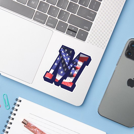 Monogram M American Flag Letter M Initiaal USA Sticker (Laptop met iPhone)