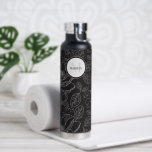 Monogram magnolia illustratie Gepersonaliseerd Waterfles<br><div class="desc">Introductie van onze "Gepersonaliseerde Monogram Magnolia Illustratie zwart-wit waterfles" - een stijlvol en aanpasbaar accessoire om onderweg gehydrateerd te blijven. Deze waterfles is voorzien van een chique magnolia illustratie in zwart-wit, gepersonaliseerd met uw monogram voor een unieke touch. Blijf gehydrateerd in stijl met deze gepersonaliseerde waterfles, perfect om uw individualiteit...</div>