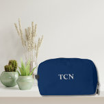 Monogram Marine Blauw Groomsman Groomsmen Gift Toilettasje<br><div class="desc">Het perfecte cadeau voor uw bruidsjonkers. Een Navy Blue Dopp Kit met lichtgrijs monogram van namen of initialen. Monogram zit aan beide kanten van de zak.</div>