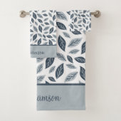 Monogram marineblauw grijze bladeren botanische ca bad handdoek (Insitu)