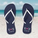 Monogram marinemacht en roze moderne bruiloft teenslippers<br><div class="desc">Aangepast gedrukte flip flop sandalen gepersonaliseerd met een schattig hart en je monogram initialen en trouwdatum. Klik aanpassen het om tekstdoopvonten en kleuren te veranderen of uw eigen afbeeldingen toe te voegen om unieke één van een soortontwerp te creëer!</div>