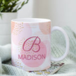 Monogram Matig Roze Meisje Glitter Persoonlijk Koffiemok<br><div class="desc">Monogram Modern Pink Girly Glitter Specialized Coffee Mok kenmerkt een  roze puntpatroon met goudglitteraccenten die voorzien zijn van uw monogram en naam. Personaliseer door de tekst in de verstrekte tekstvakjes uit te geven.</div>