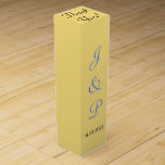 Monogram Mellow Yellow Weddenbox Wijn<br><div class="desc">mellow-gele vaste grond bruiloft bevoordeelt dozen voor je gasten. Gebruik voor flessen van wijn of champagne die binnenin zijn geplukt, of voor verjaardagsfeestdagen of andere bijzondere gelegenheden. Personaliseer met de Monogrammed Initialen van de Bride en van de Groom en de Datum van het huwelijk in blauwe en zwarte teksten. Bovenaan...</div>