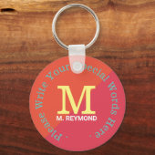 monogram met aangepaste tekst op twee toonroodacht sleutelhanger (Voorkant)