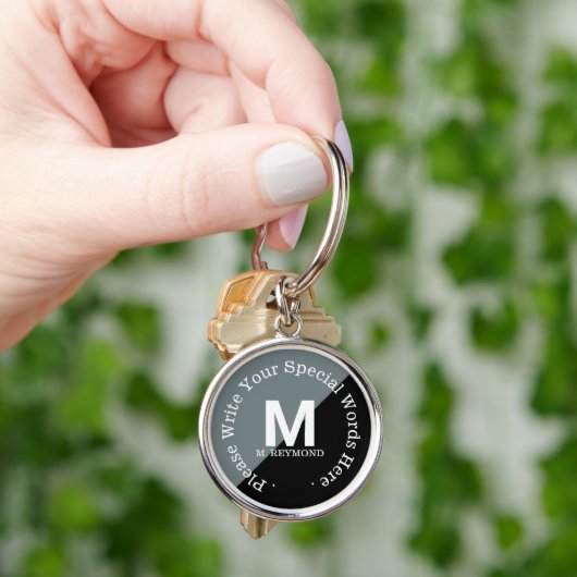 monogram met aangepaste tekst op zwart-wit sleutelhanger (Hand)