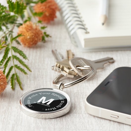 monogram met aangepaste tekst op zwart-wit sleutelhanger (Zijkant)